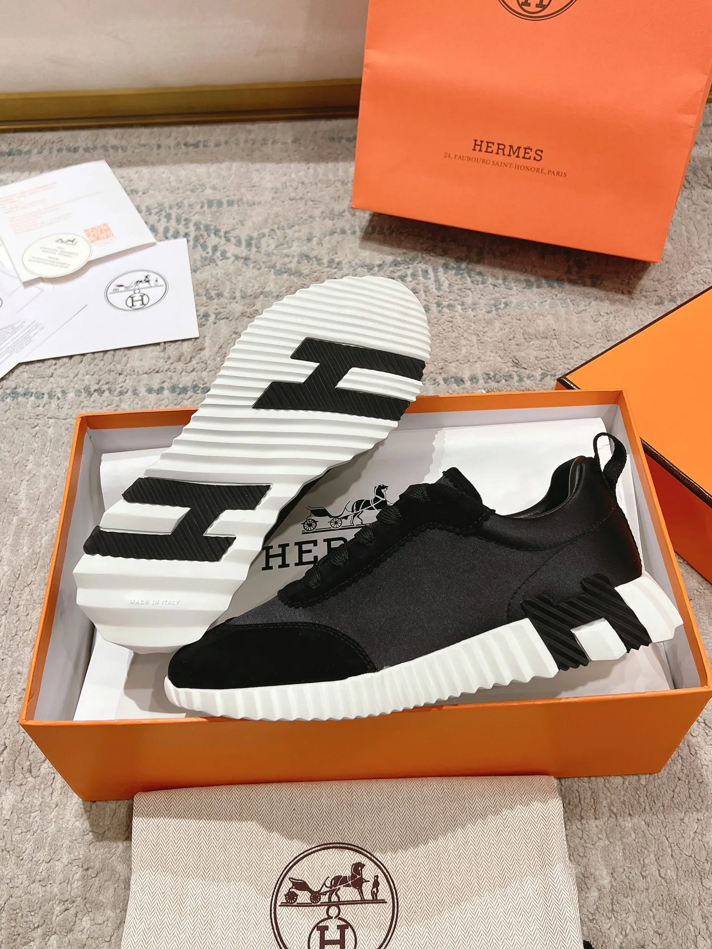 👟👟Ex-factory price 640👟👟 ‼ ️Top version 2024ss Hermès/Hermès new arrival in early autumn, casual shoes for couples👟Color-blocking design MM style, advanced fashion, simple and advanced, casual matching, very light and comfortable on the feet 🔘Upper: suede/cowhide 🔘Inner: sheepskin 🔘Outsole: original PU foam molding outsole 🔘Number of sizes: Women’s size 35-42 (40.41.42, custom made, non-refundable) Men’s size 39-46 (45.46, custom made, non-refundable) 🎁Original exquisite packaging